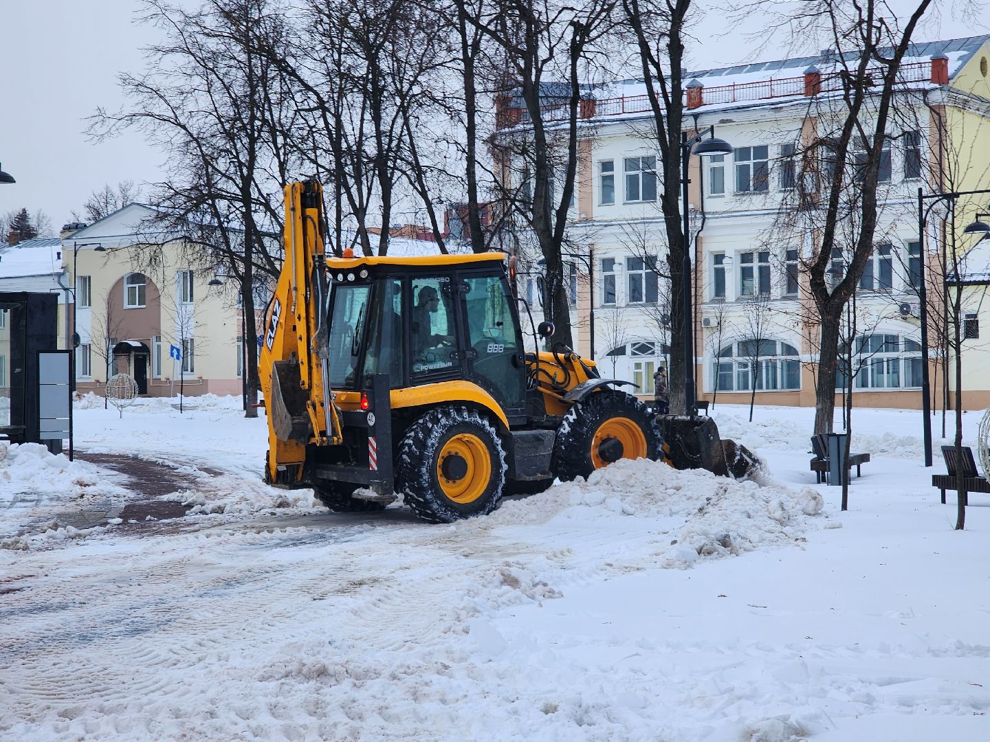 серпухов, Подмосковье, убирают снег, трактор, площадь Ленина,