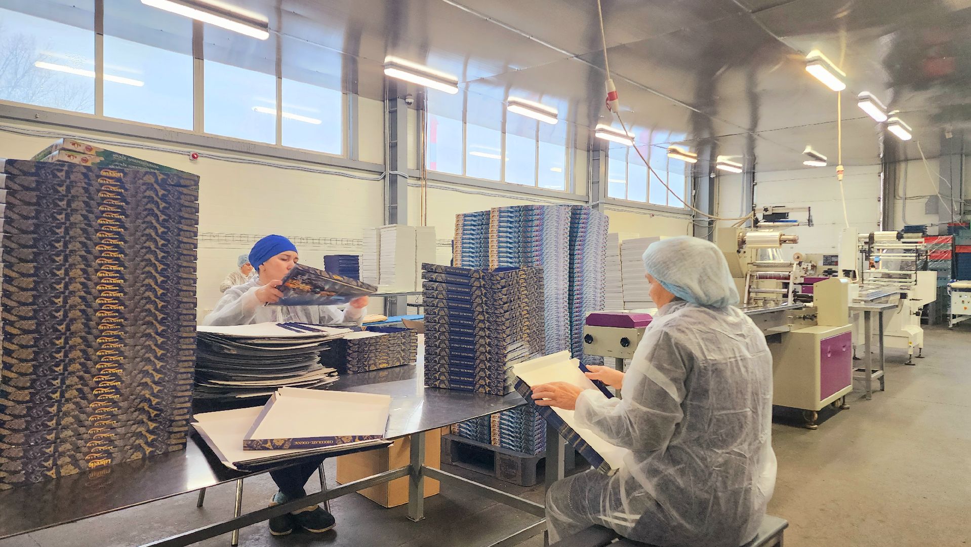 домодедово, Шоколадница, Подмосковье, Концерн Шоколадница, Экономика округа, город Домодедово, Округ Домодедово, Сладости, Шоколадный цех, Новогодний подарок, Сладкий подарок, Премиум шоколад, шоколадные плитки, Домодедовские сладости, Глазурь, начинка, Международная арена, ОАЭ, Дубай, цех производства, Производственный цех, СТМ, лицензионная продукция,