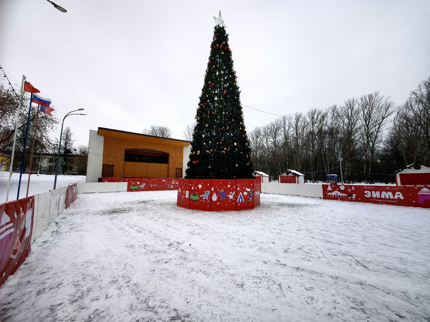 ель, новый год, парк, праздник, шары, новогодние украшения,