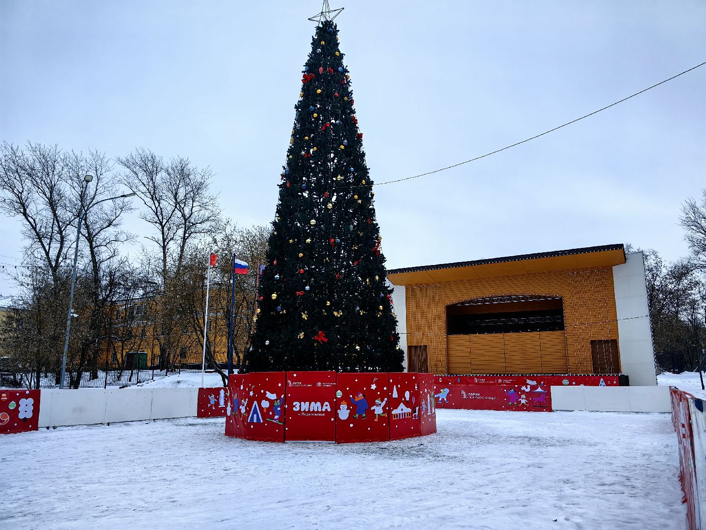 ель, новый год, парк, праздник, шары, новогодние украшения,