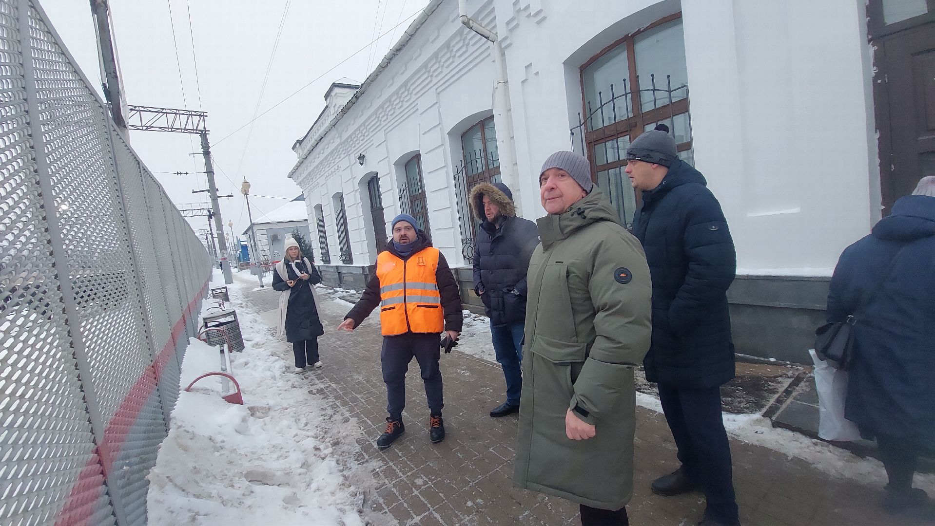несанкционированная тропа, железнодорожная станция, железнодорожные пути,
