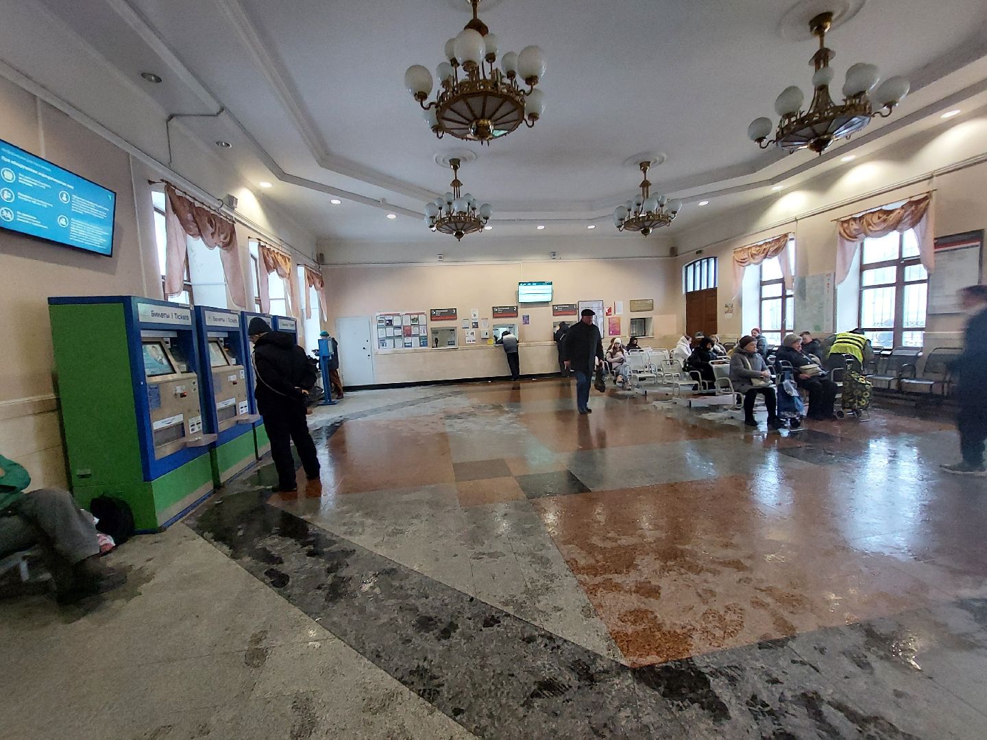 несанкционированная тропа, железнодорожная станция, железнодорожные пути,