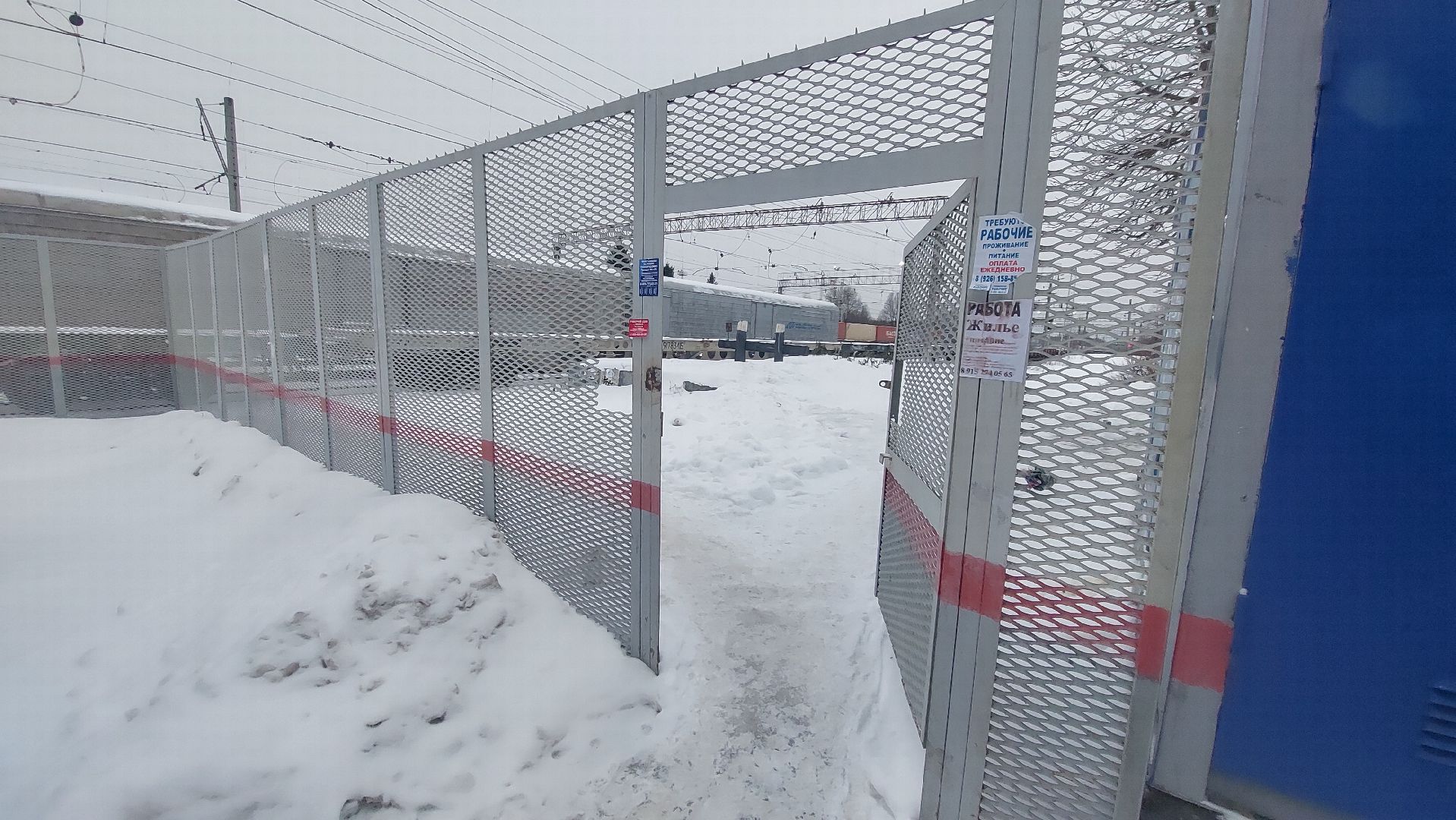 несанкционированная тропа, железнодорожная станция, железнодорожные пути,