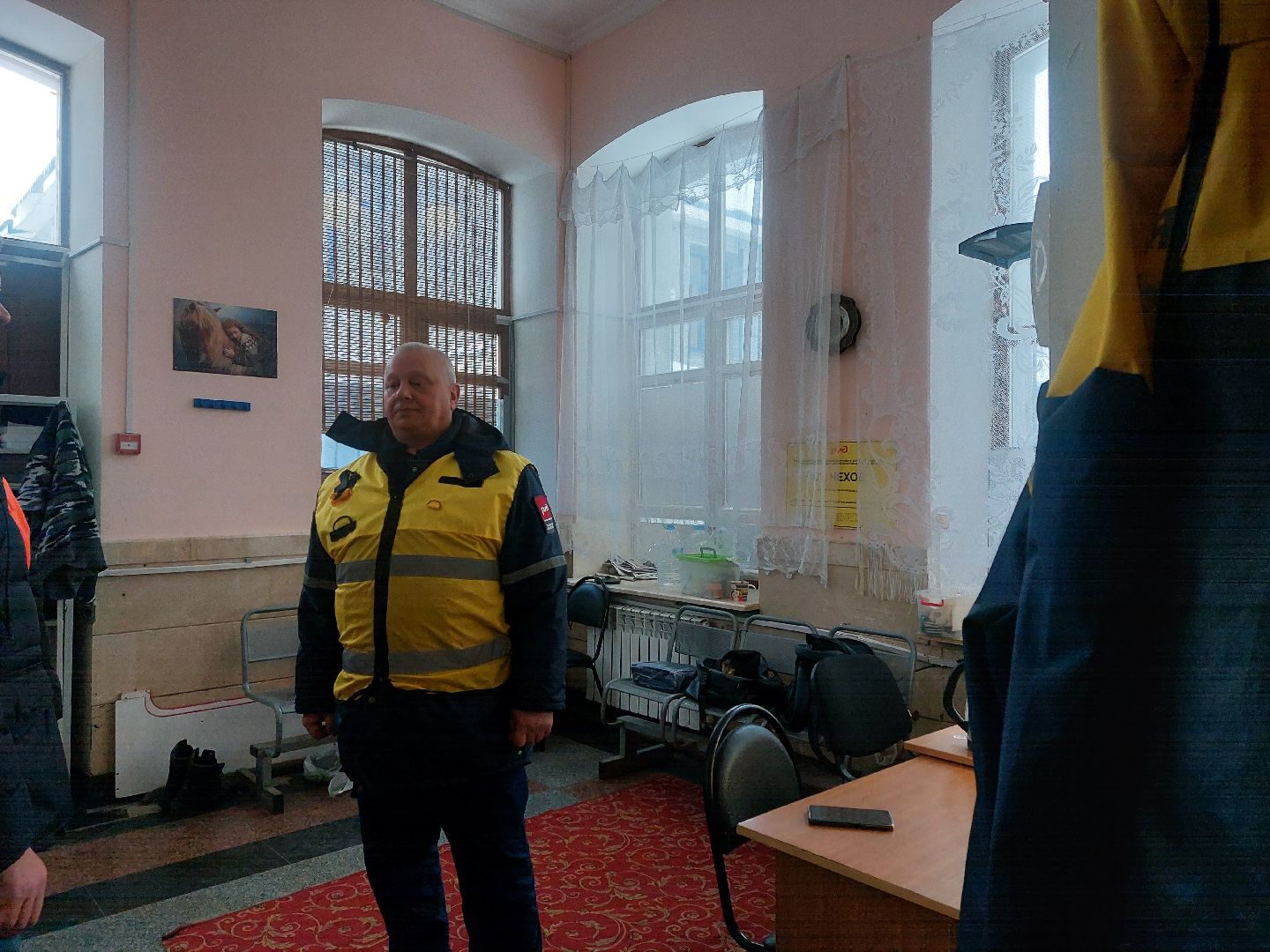 несанкционированная тропа, железнодорожная станция, железнодорожные пути,