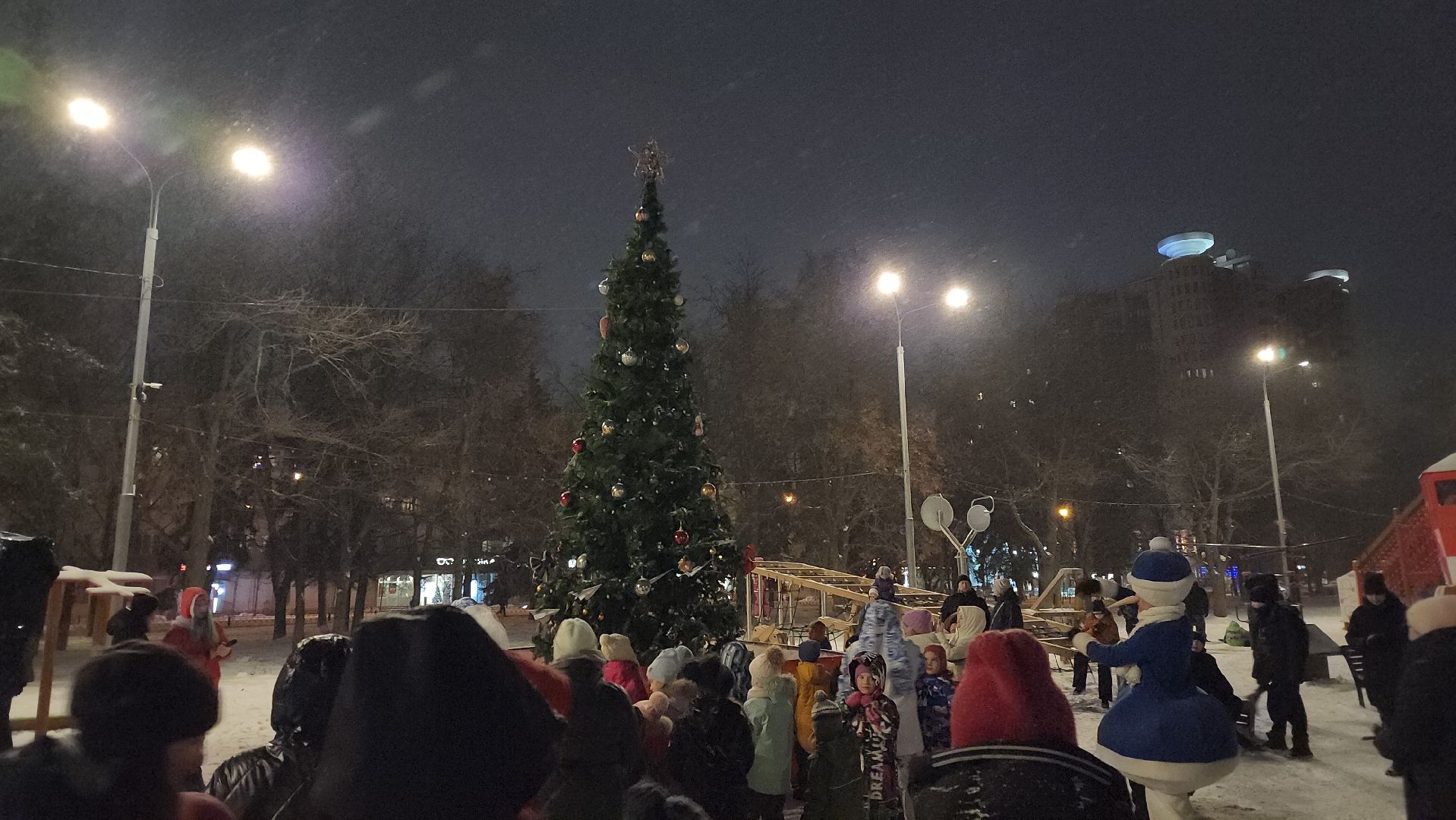 елка, Дед Мороз, сквер 28 квратал, ярмарка, зимний се,