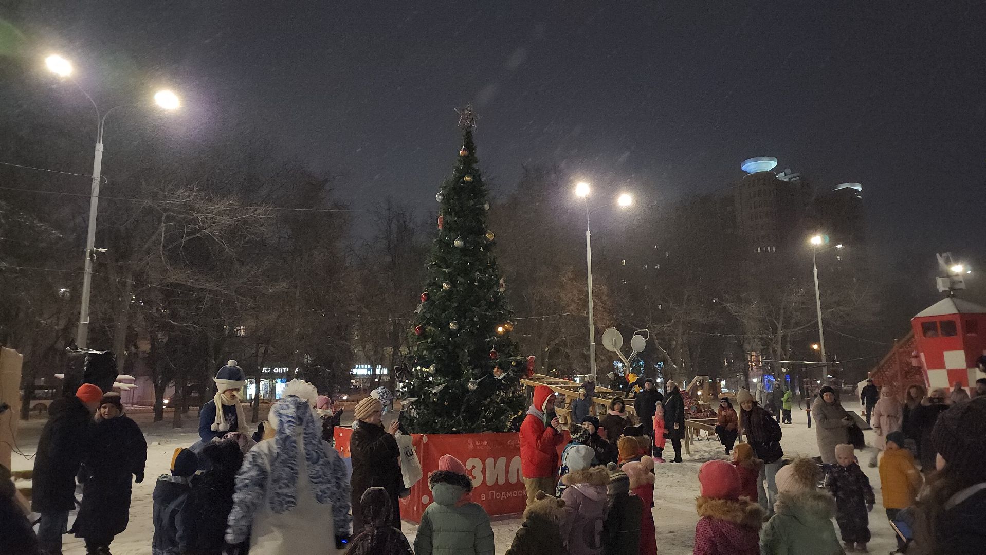 елка, Дед Мороз, сквер 28 квратал, ярмарка, зимний се,