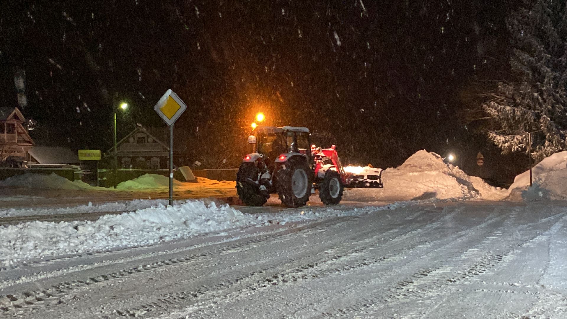 волоколамск, дороги, благоуйстройство, снегопад, снегоуборка, снегоуборочная техника, циклон, дворовая территория, тротуары,