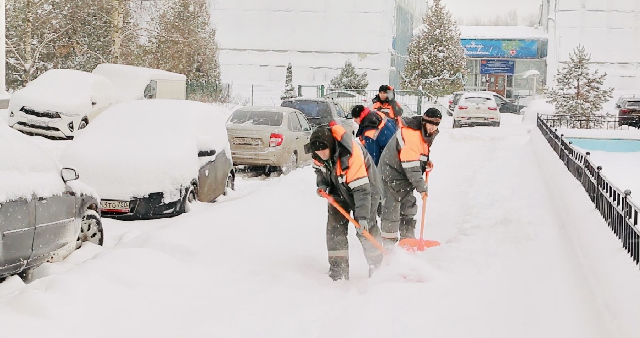 Солнечногорск, Снегопад, Уборка снега, Коммунальные службы, Трактор, Рабочие,