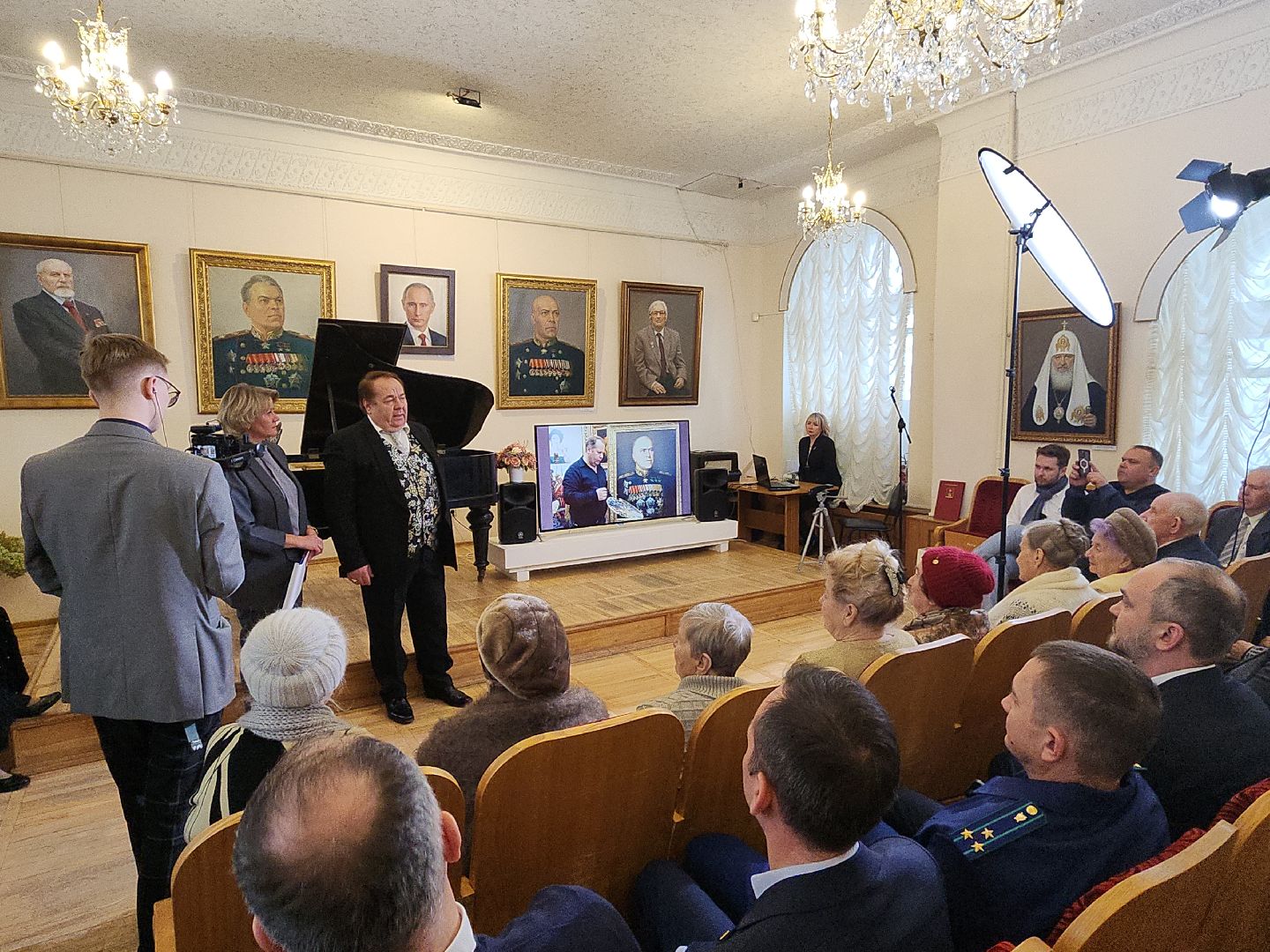 кашира, краеведческий музей, персональная выставка, виктор шилов, художник, живописец, портрет, пейзаж, народный художник россии,