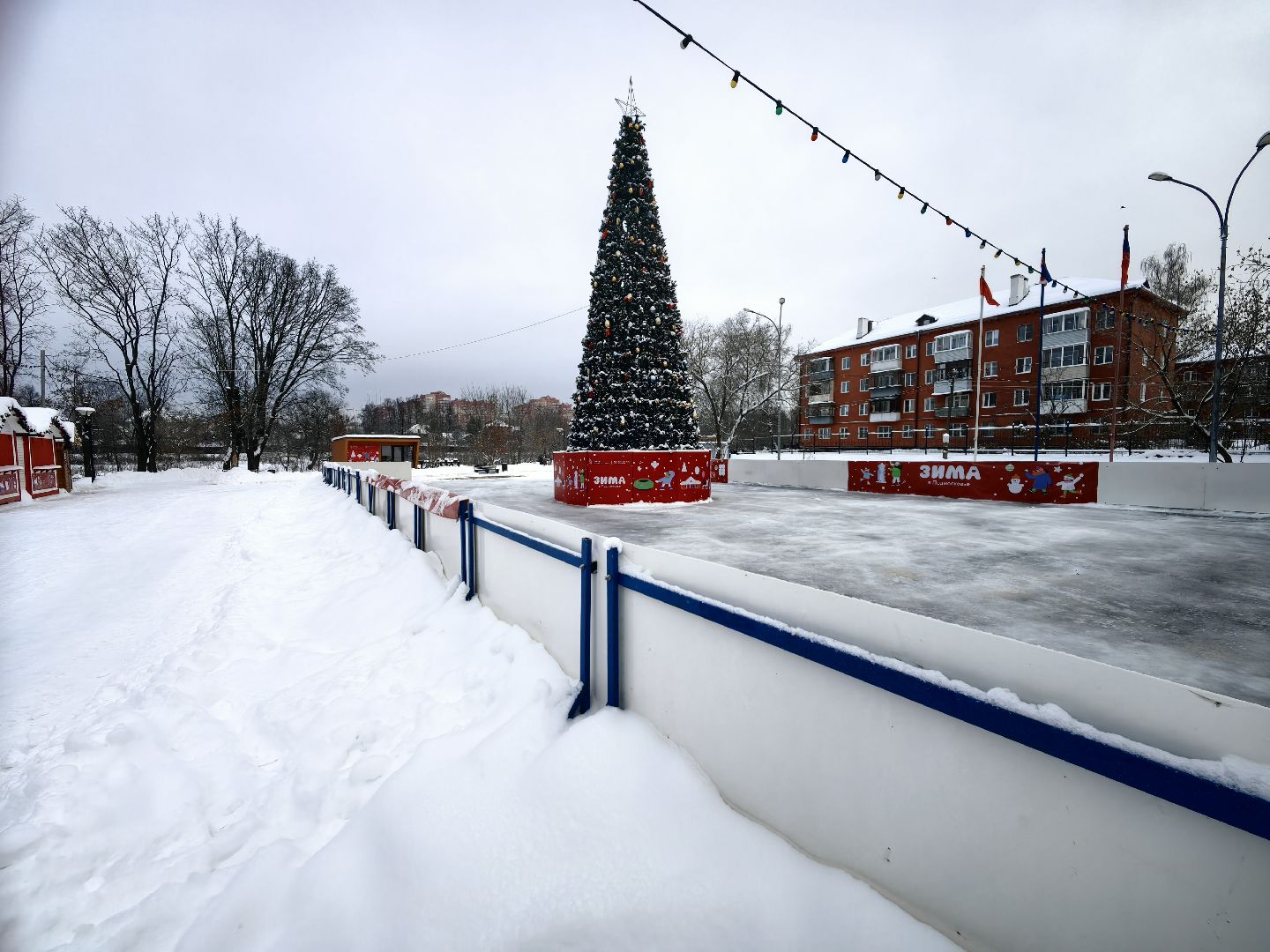 каток, каток в парке, лед, коньки, клюшка,