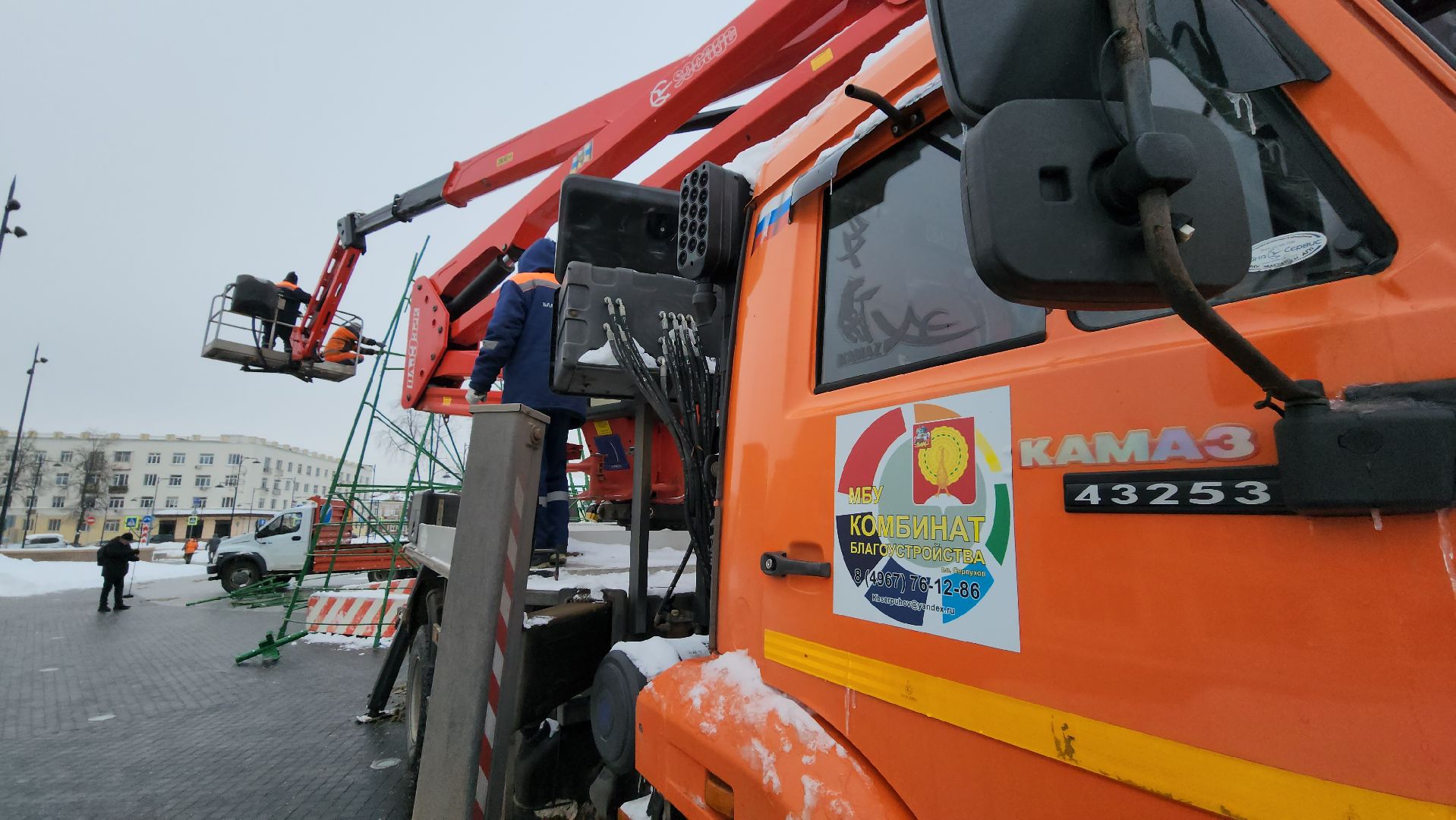 серпухов, комбинат благоустройства, установка елки, новогодняя елка, новый год,