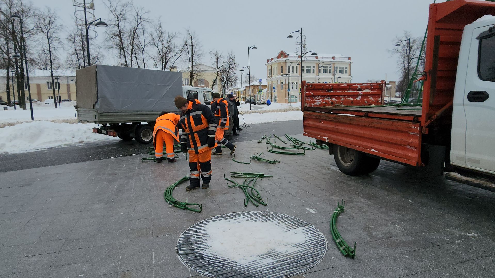 серпухов, комбинат благоустройства, установка елки, новогодняя елка, новый год,