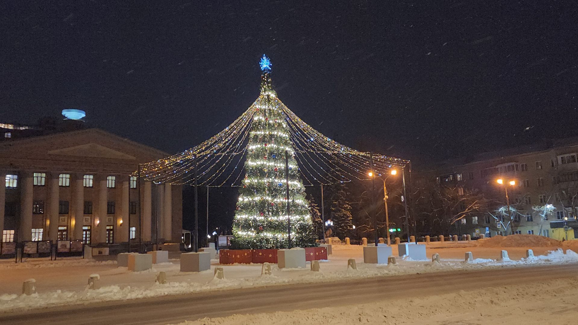МБУ Городское хозяйство, Никитин, елка, интсалляция, сюрприз, украшение,