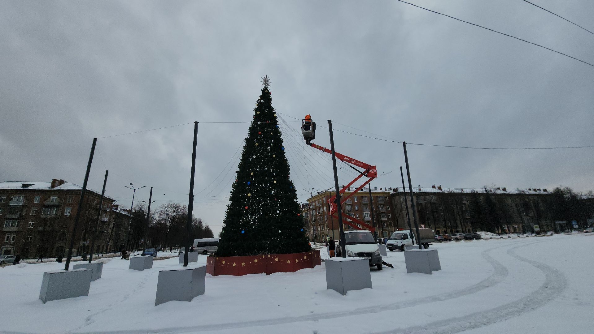 МБУ Городское хозяйство, Никитин, елка, интсалляция, сюрприз, украшение,