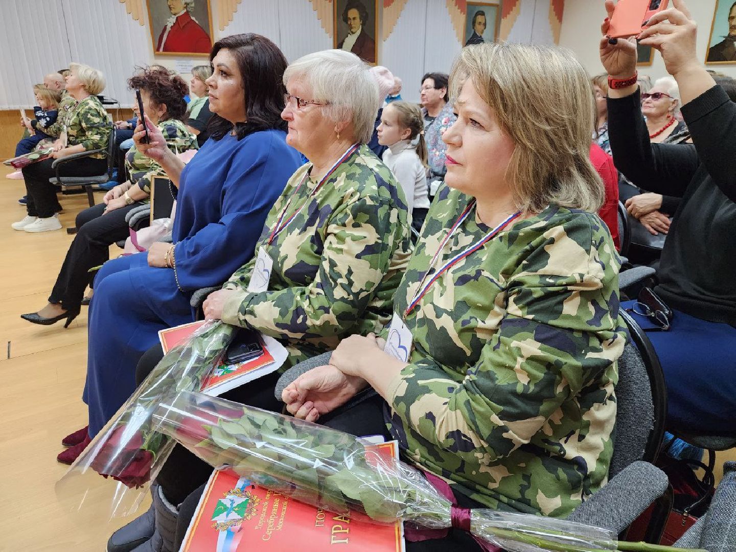 благотворительный концерт, волонтерский центр, своих не бросаем, казаки, ансамбль Радость,