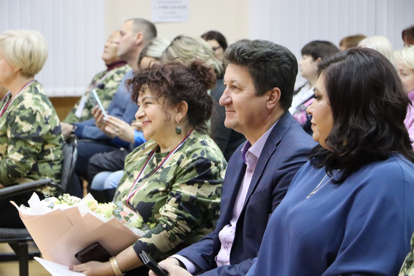 благотворительный концерт, волонтерский центр, своих не бросаем, казаки, ансамбль Радость,