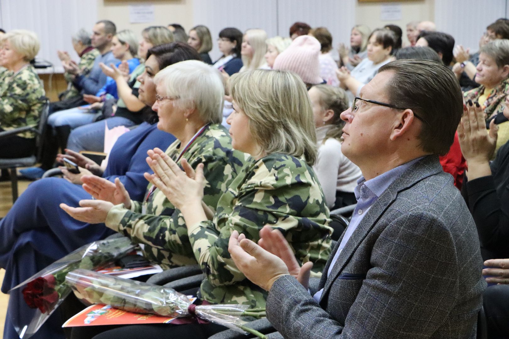 благотворительный концерт, волонтерский центр, своих не бросаем, казаки, ансамбль Радость,