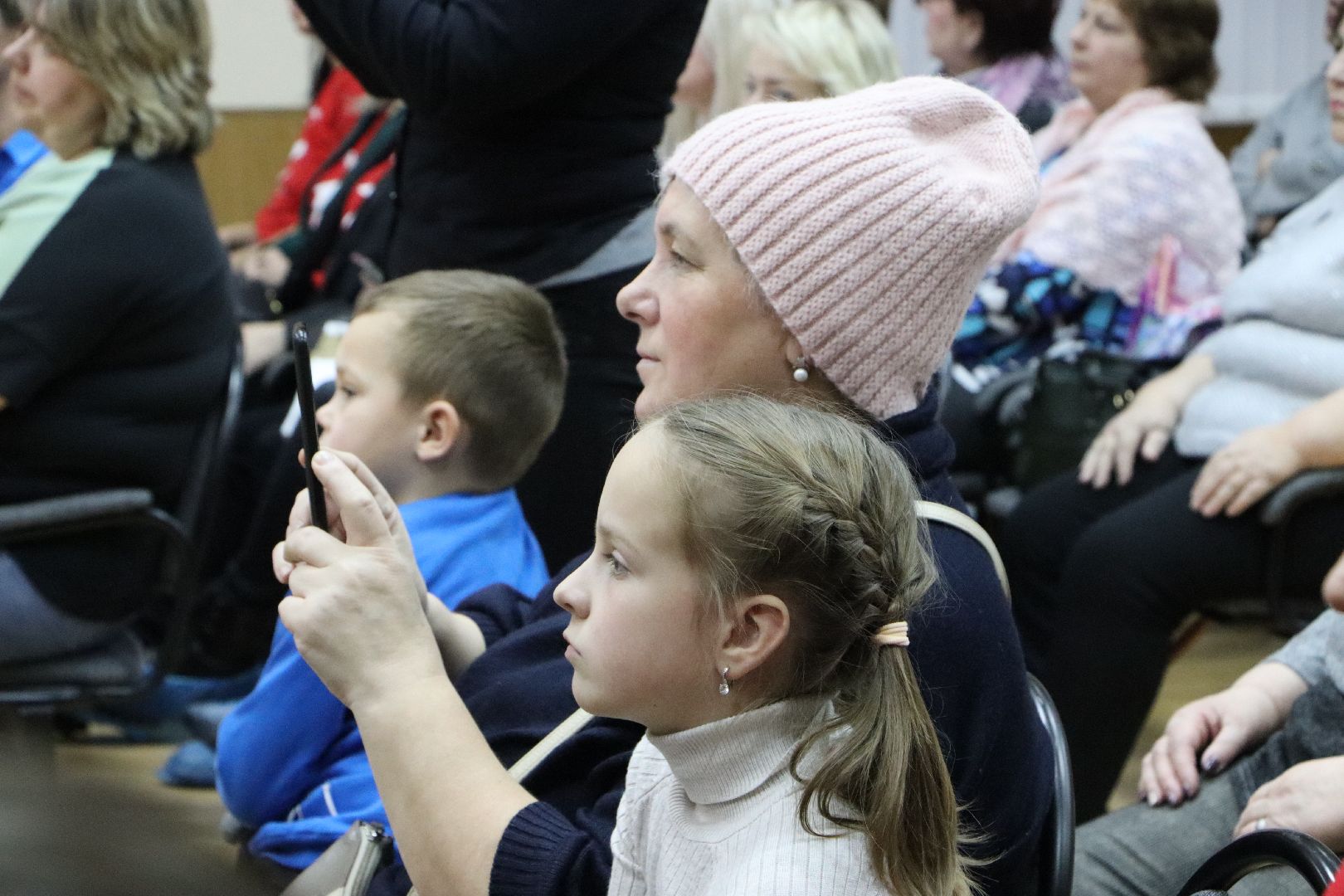 благотворительный концерт, волонтерский центр, своих не бросаем, казаки, ансамбль Радость,