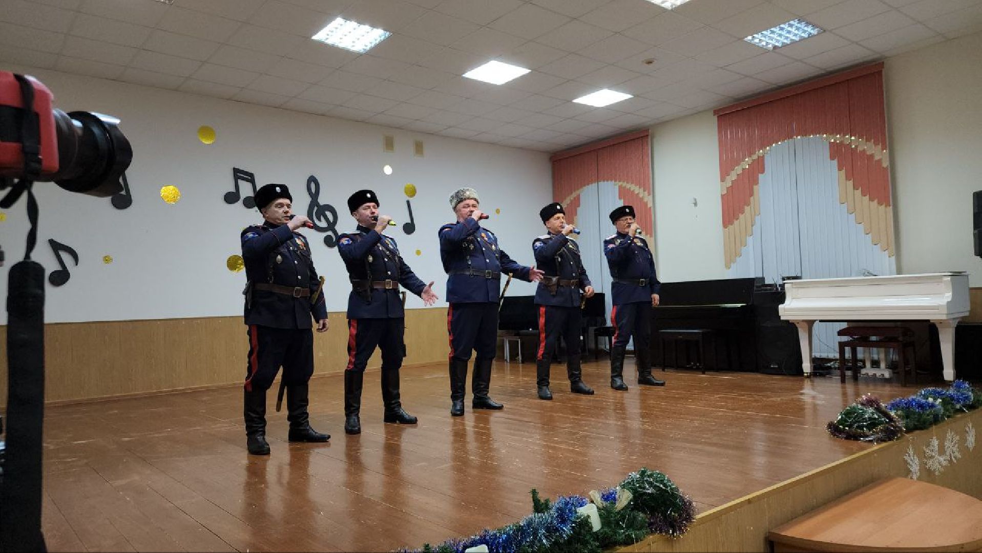 благотворительный концерт, волонтерский центр, своих не бросаем, казаки, ансамбль Радость,