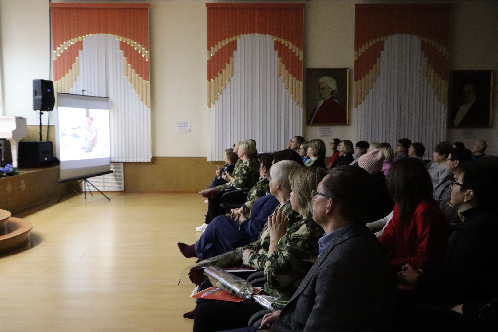 благотворительный концерт, волонтерский центр, своих не бросаем, казаки, ансамбль Радость,