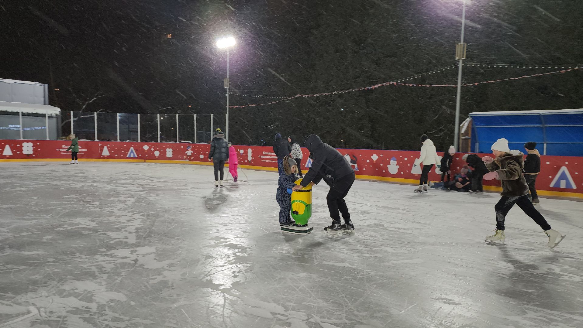 Серпухов, Подмосковье, зима в подмосковье, каток в парке, зимний досуг,