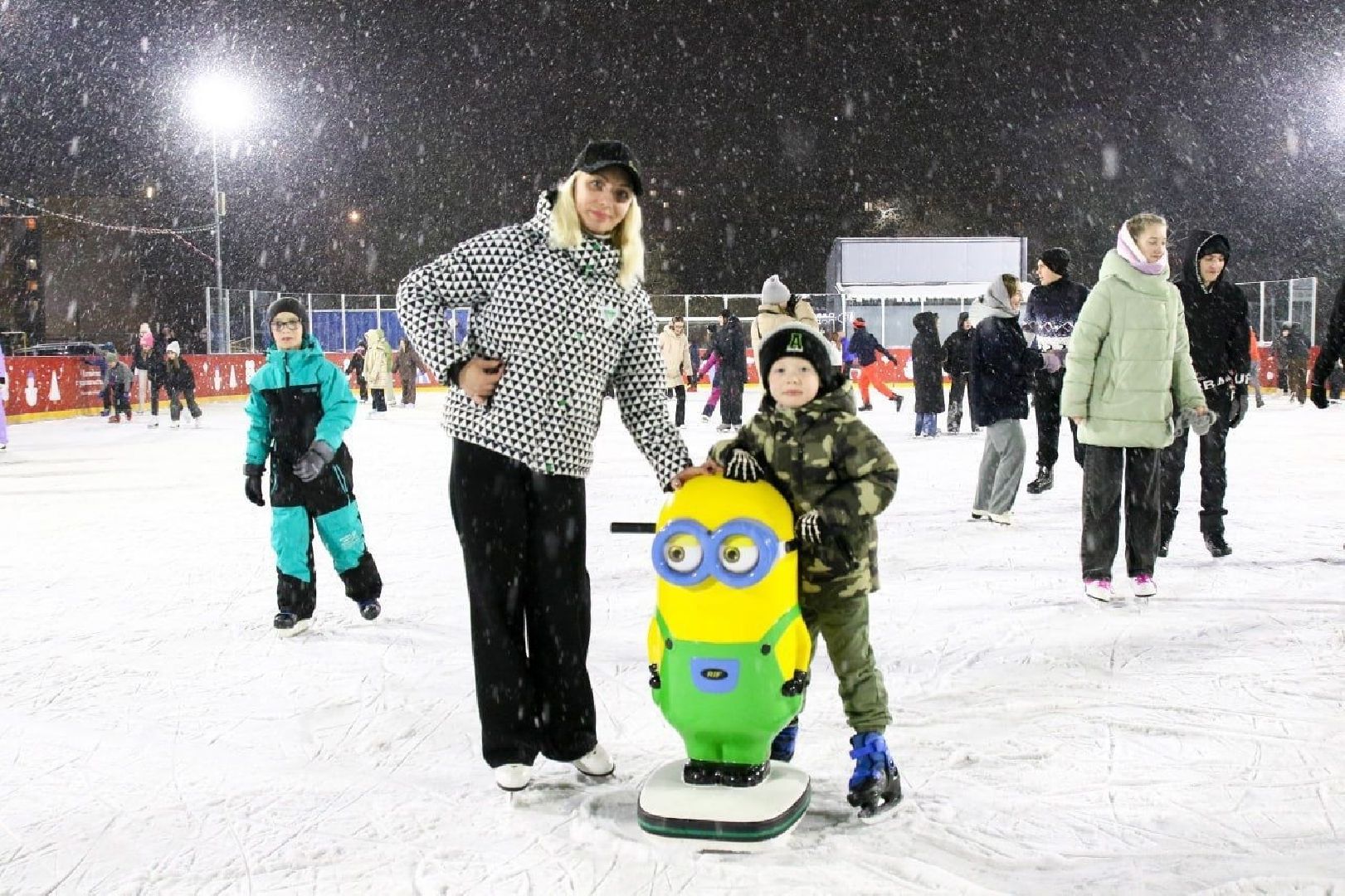 Серпухов, Подмосковье, зима в подмосковье, каток в парке, зимний досуг,