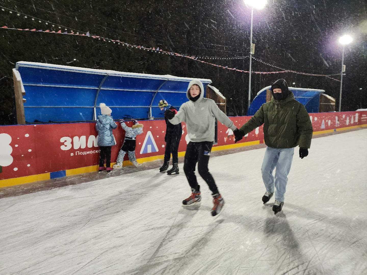 Серпухов, Подмосковье, зима в подмосковье, каток в парке, зимний досуг,
