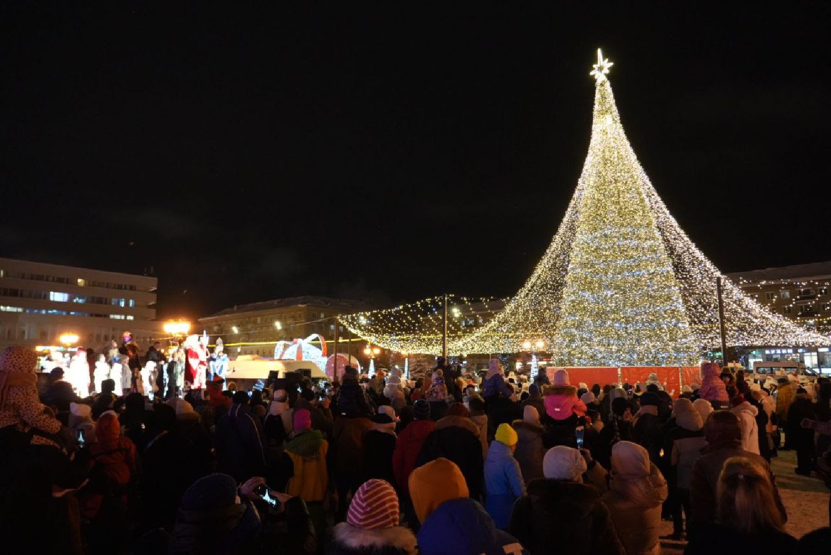 Сергиево-Посадской городской округ, Сергиев Посад, Новый год, Елка, Зима в Подмосковье, Праздник, Зажжение огней на елке, Благоустройство, Дед Мороз, Снегурочка,