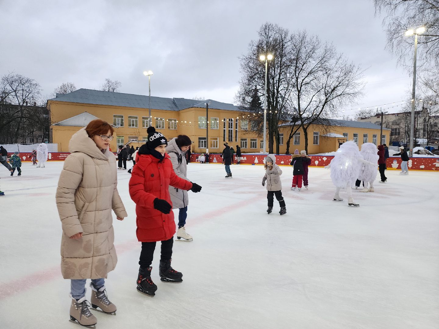 пушкино, каток в парке, дети, лед, артисты,