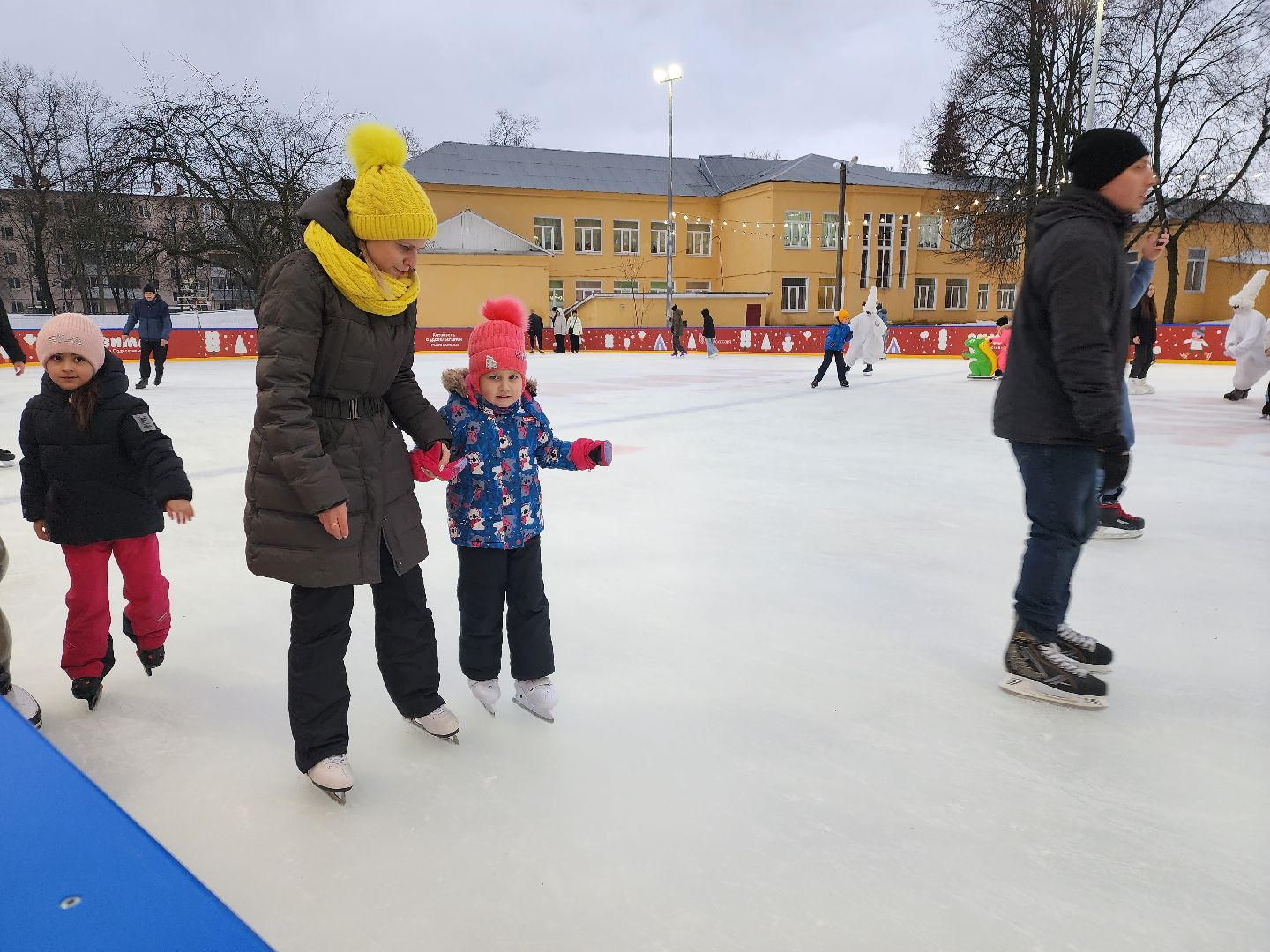пушкино, каток в парке, дети, лед, артисты,