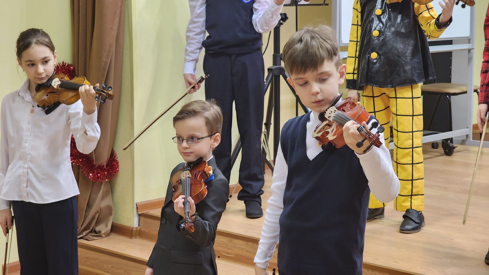кашира, детская школа искусств, скрипка, отчетный концерт, новогодний концерт, юные скрипачи, лауреты,