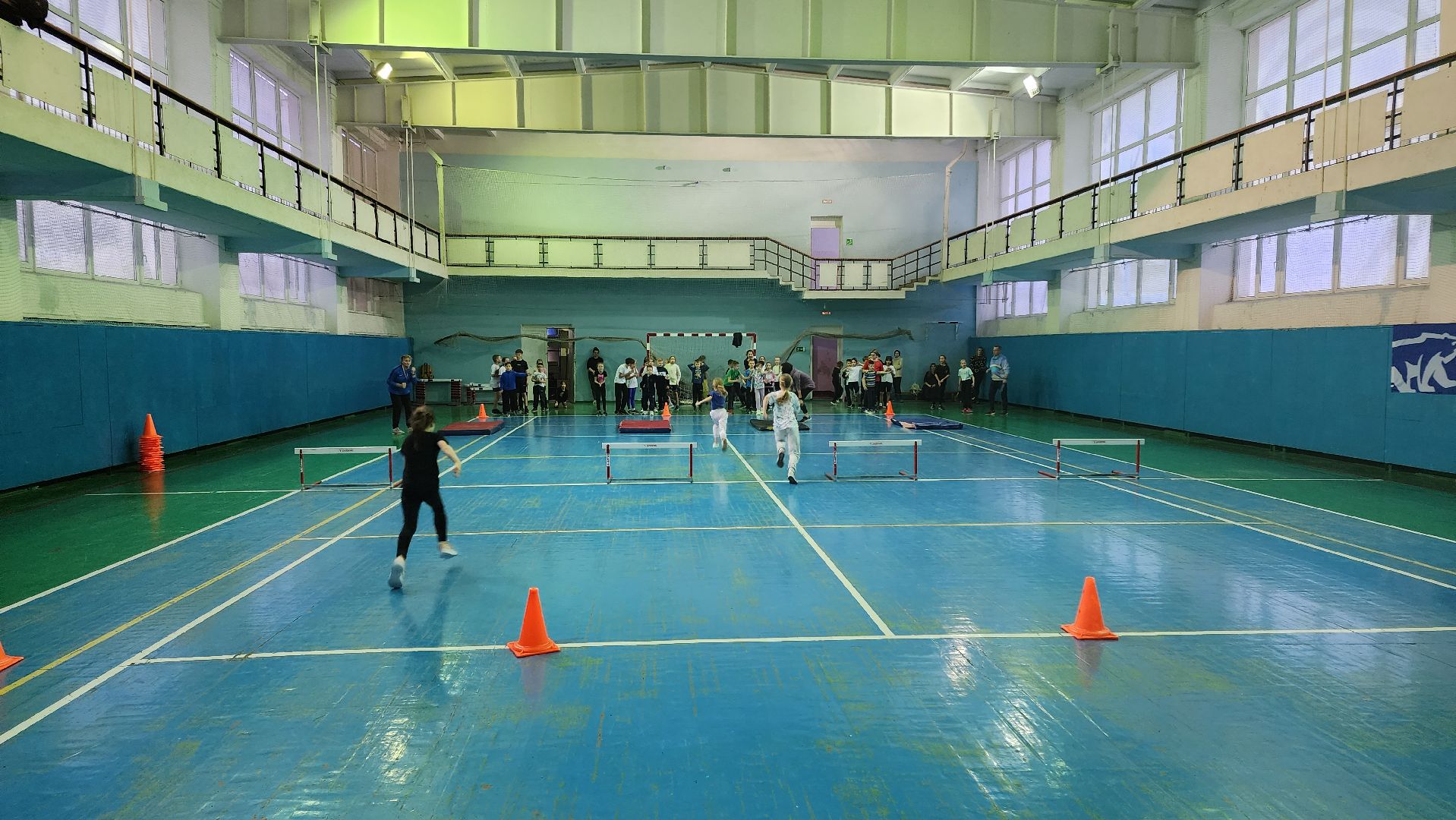 кашира, спортклуб кашира, легкая атлетика, соревнования, новогодние соревнования, веселые старты, бег с барьерами, юные спортсмены,