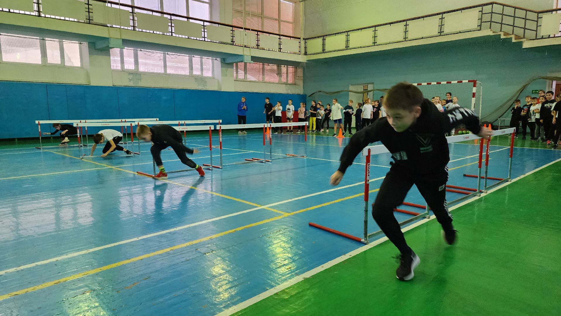 кашира, спортклуб кашира, легкая атлетика, соревнования, новогодние соревнования, веселые старты, бег с барьерами, юные спортсмены,