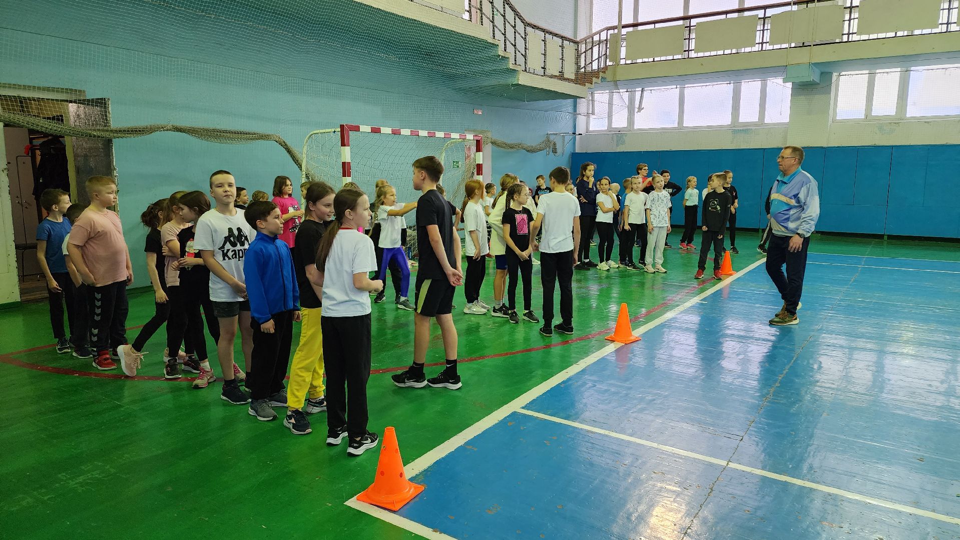 кашира, спортклуб кашира, легкая атлетика, соревнования, новогодние соревнования, веселые старты, бег с барьерами, юные спортсмены,