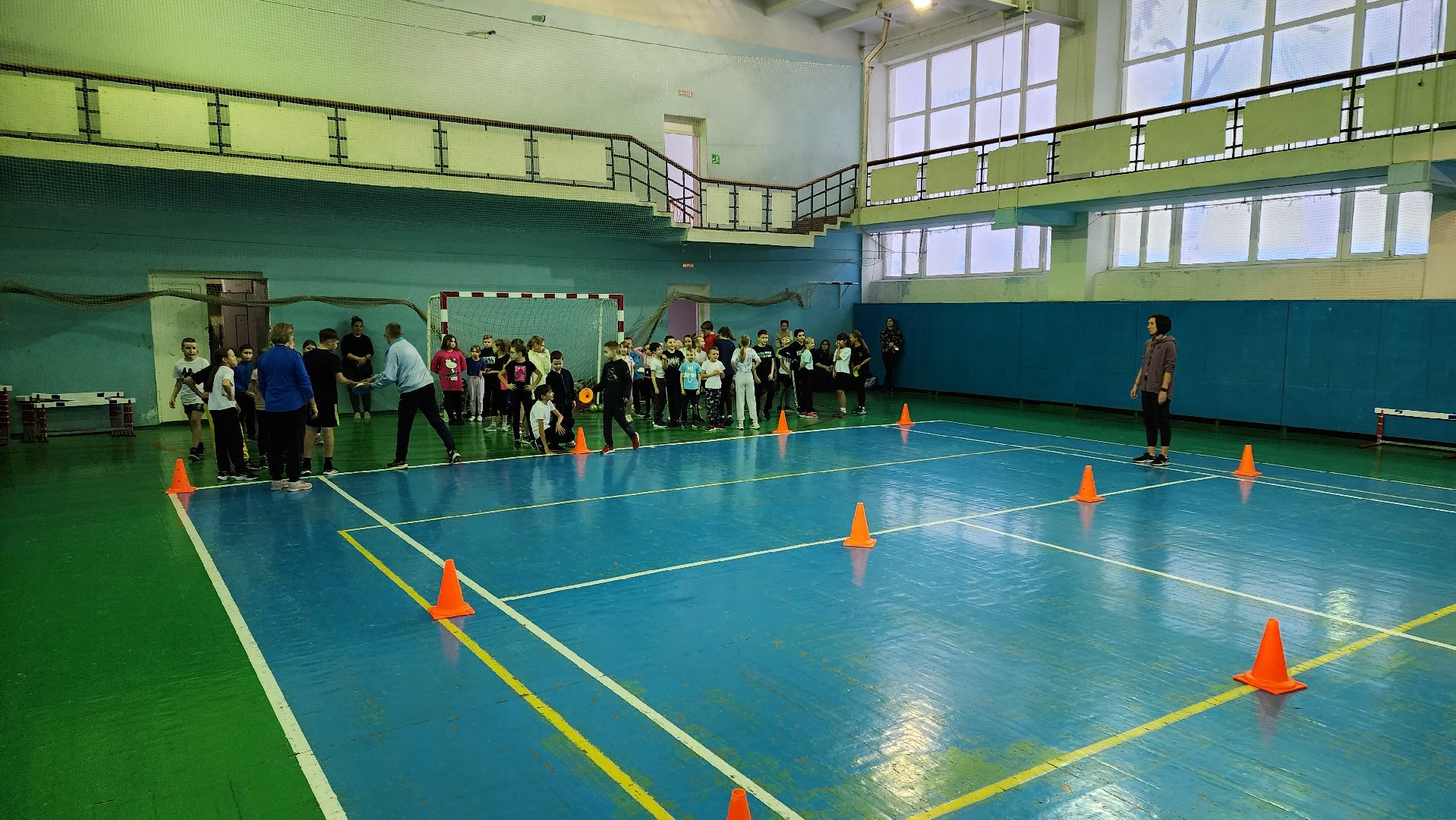 кашира, спортклуб кашира, легкая атлетика, соревнования, новогодние соревнования, веселые старты, бег с барьерами, юные спортсмены,