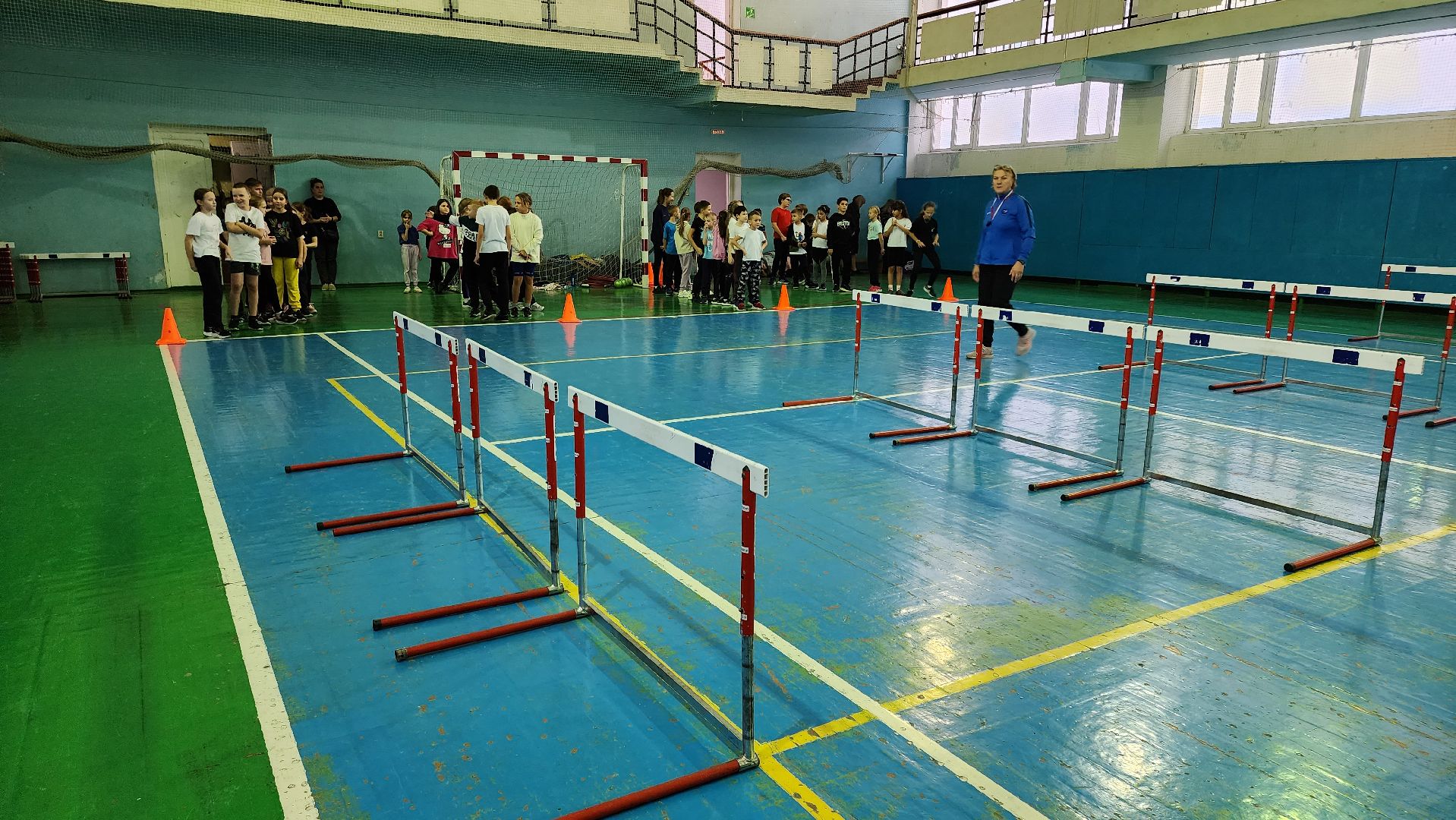 кашира, спортклуб кашира, легкая атлетика, соревнования, новогодние соревнования, веселые старты, бег с барьерами, юные спортсмены,