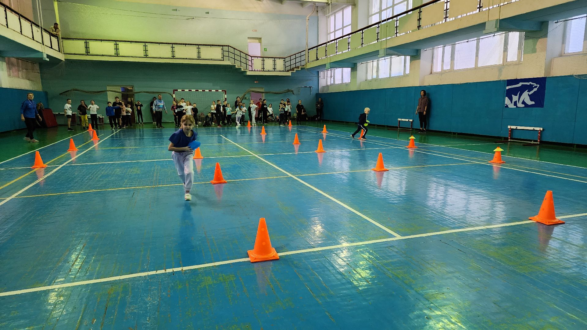 кашира, спортклуб кашира, легкая атлетика, соревнования, новогодние соревнования, веселые старты, бег с барьерами, юные спортсмены,