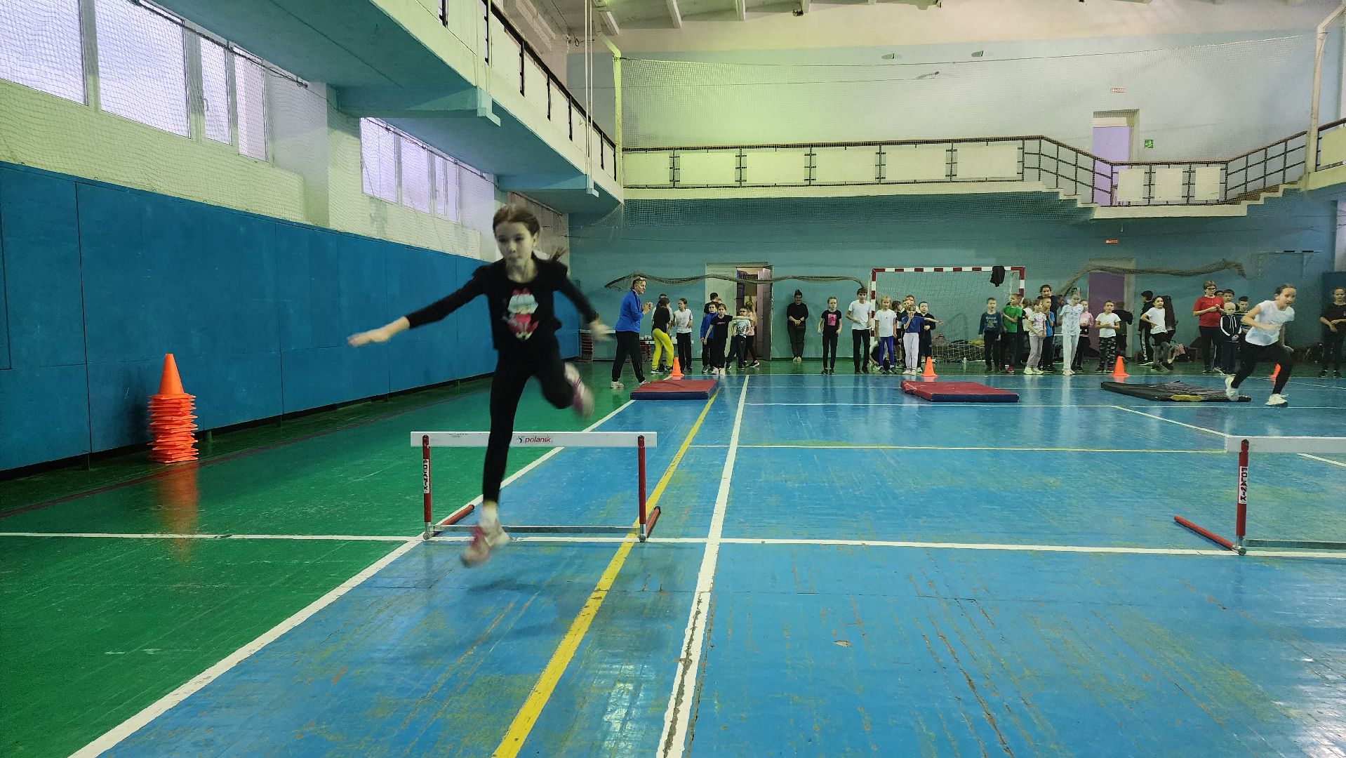 кашира, спортклуб кашира, легкая атлетика, соревнования, новогодние соревнования, веселые старты, бег с барьерами, юные спортсмены,