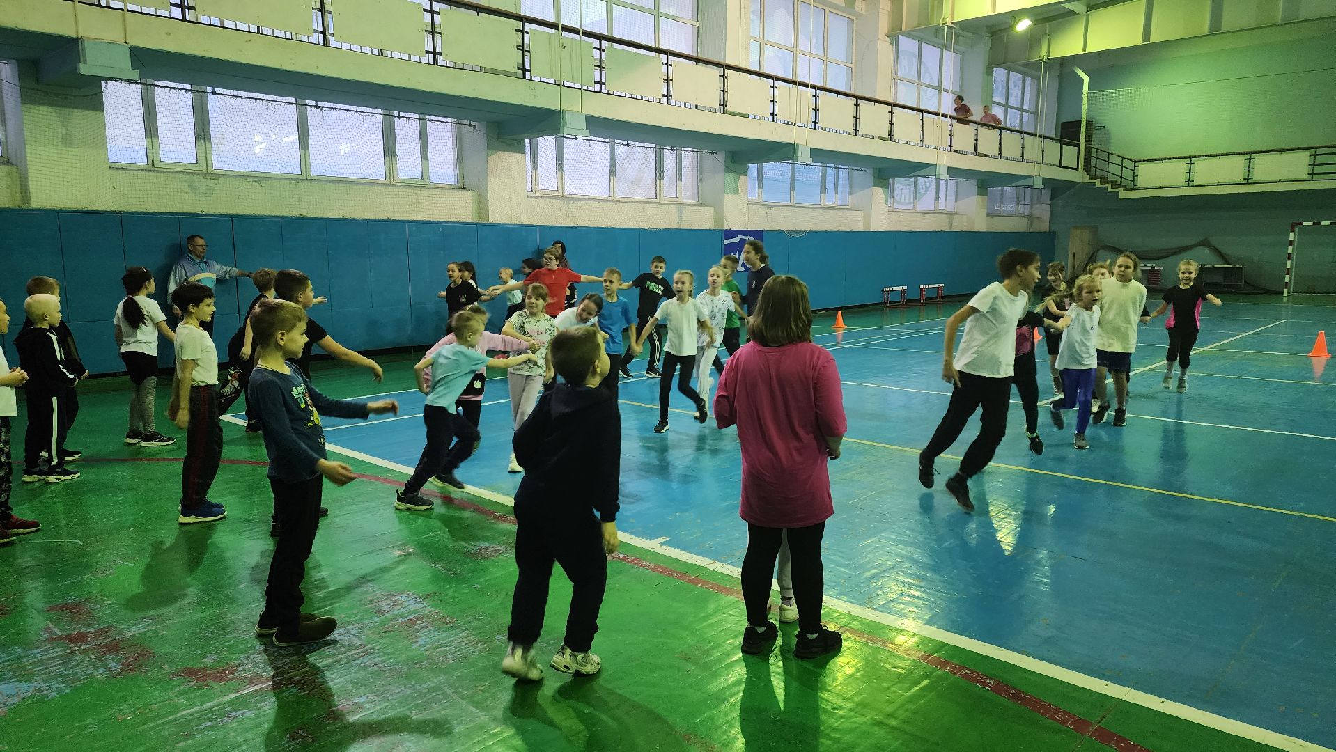 кашира, спортклуб кашира, легкая атлетика, соревнования, новогодние соревнования, веселые старты, бег с барьерами, юные спортсмены,