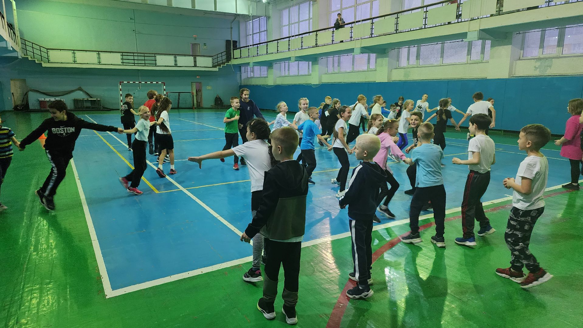 кашира, спортклуб кашира, легкая атлетика, соревнования, новогодние соревнования, веселые старты, бег с барьерами, юные спортсмены,