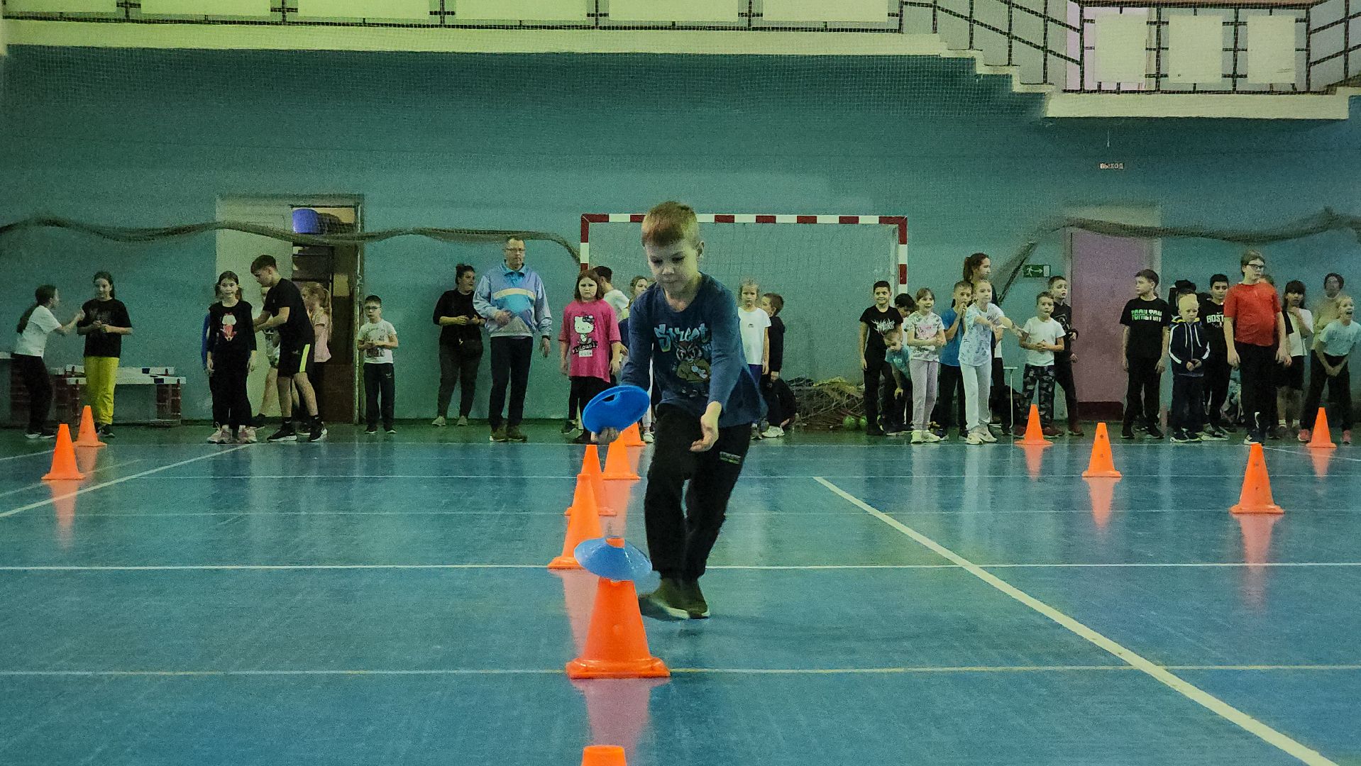 кашира, спортклуб кашира, легкая атлетика, соревнования, новогодние соревнования, веселые старты, бег с барьерами, юные спортсмены,