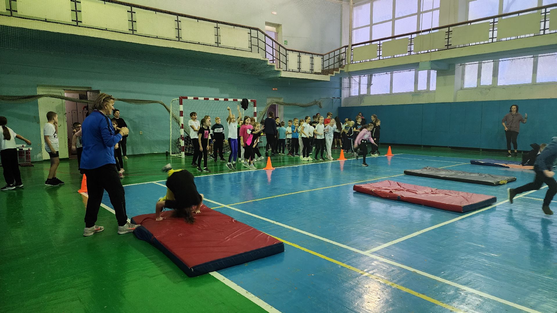 кашира, спортклуб кашира, легкая атлетика, соревнования, новогодние соревнования, веселые старты, бег с барьерами, юные спортсмены,