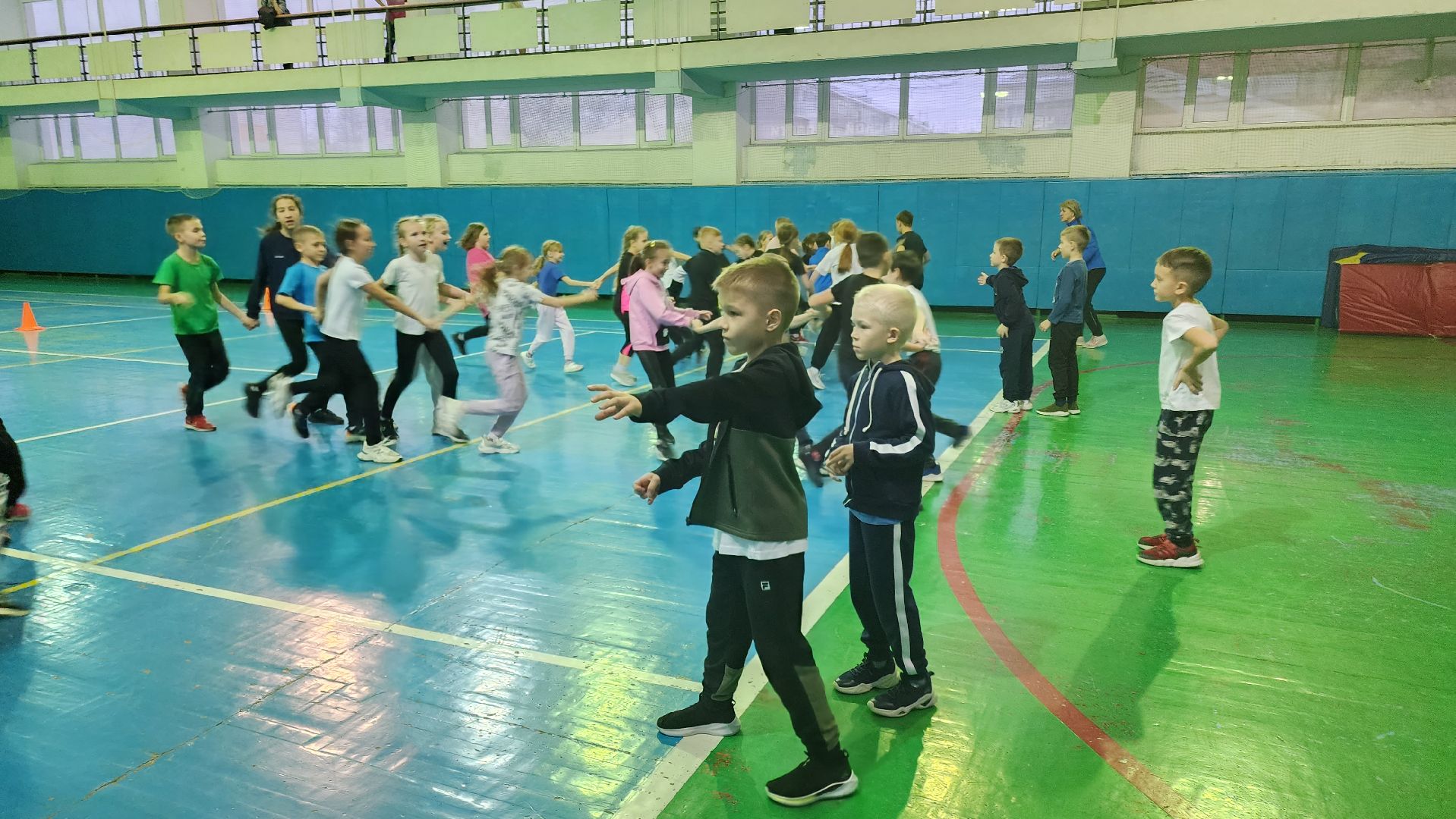 кашира, спортклуб кашира, легкая атлетика, соревнования, новогодние соревнования, веселые старты, бег с барьерами, юные спортсмены,