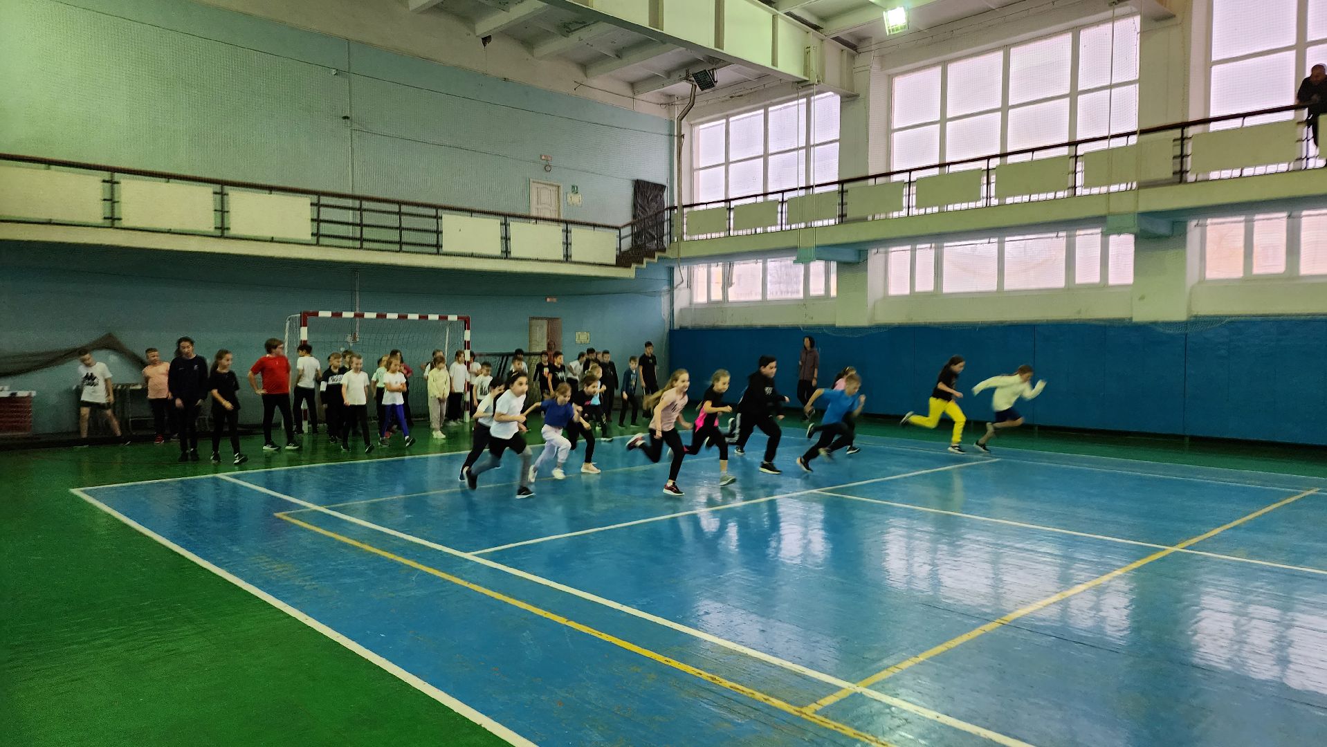 кашира, спортклуб кашира, легкая атлетика, соревнования, новогодние соревнования, веселые старты, бег с барьерами, юные спортсмены,