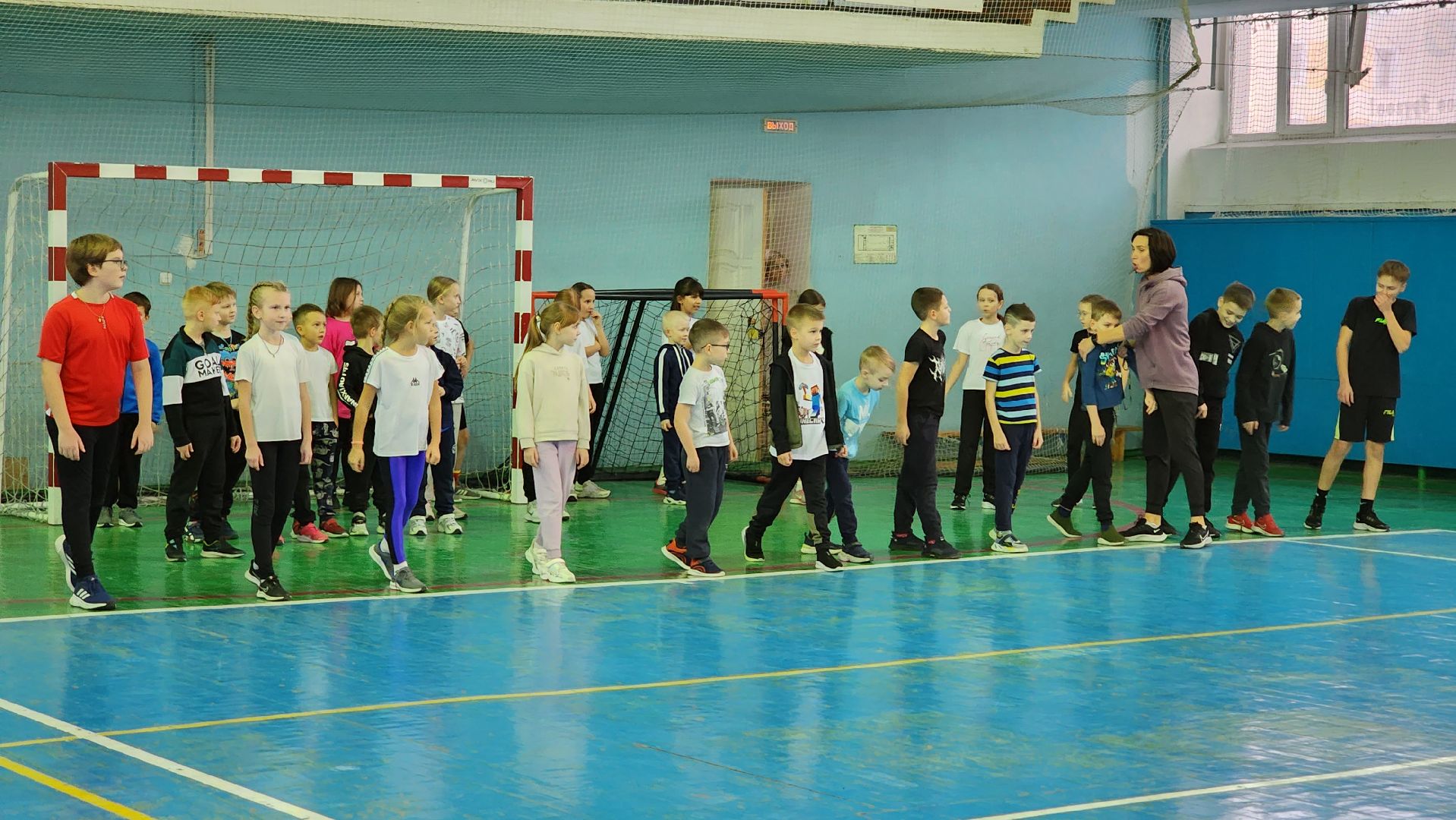 кашира, спортклуб кашира, легкая атлетика, соревнования, новогодние соревнования, веселые старты, бег с барьерами, юные спортсмены,