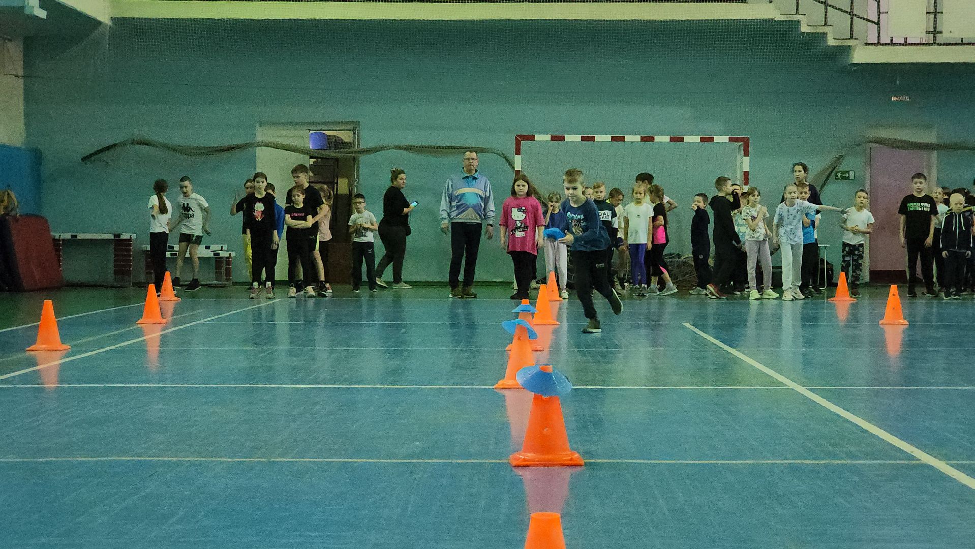 кашира, спортклуб кашира, легкая атлетика, соревнования, новогодние соревнования, веселые старты, бег с барьерами, юные спортсмены,