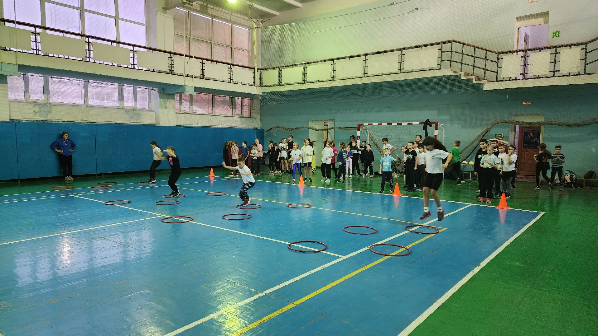 кашира, спортклуб кашира, легкая атлетика, соревнования, новогодние соревнования, веселые старты, бег с барьерами, юные спортсмены,