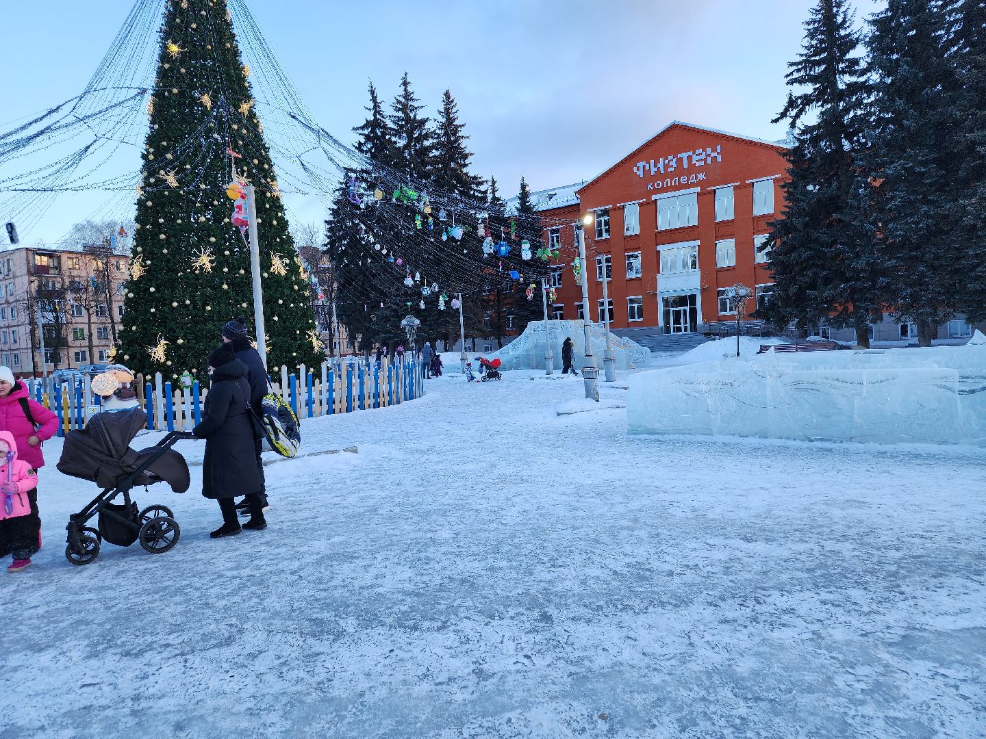 долгопрудный, ледяная горка, лабиринт, дети, площадь Собина,