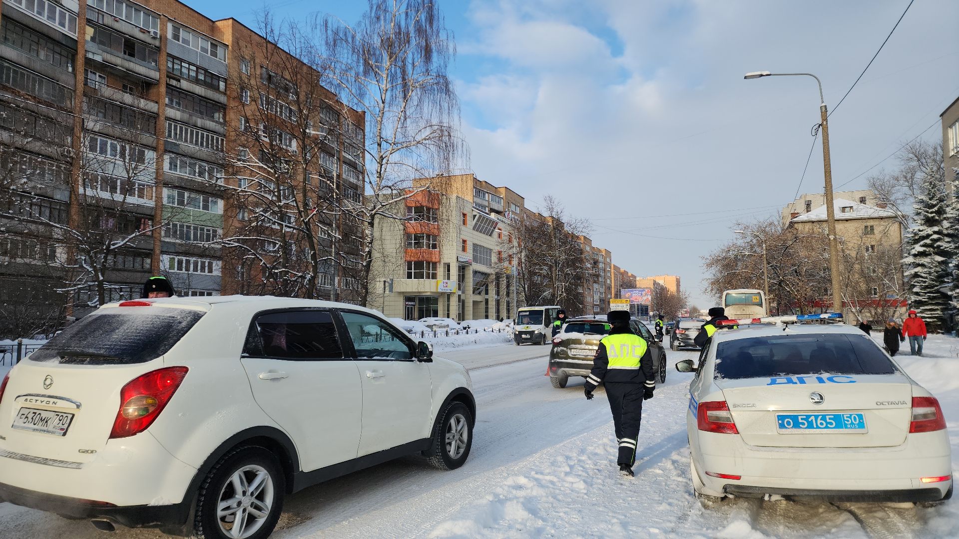 гибдд, электросталь, мой город, безопасность детей, безопасность дорожного движения, безопасность на дорогах, госавтоинспекция, госавтоинспекторы, акция, детское кресло,