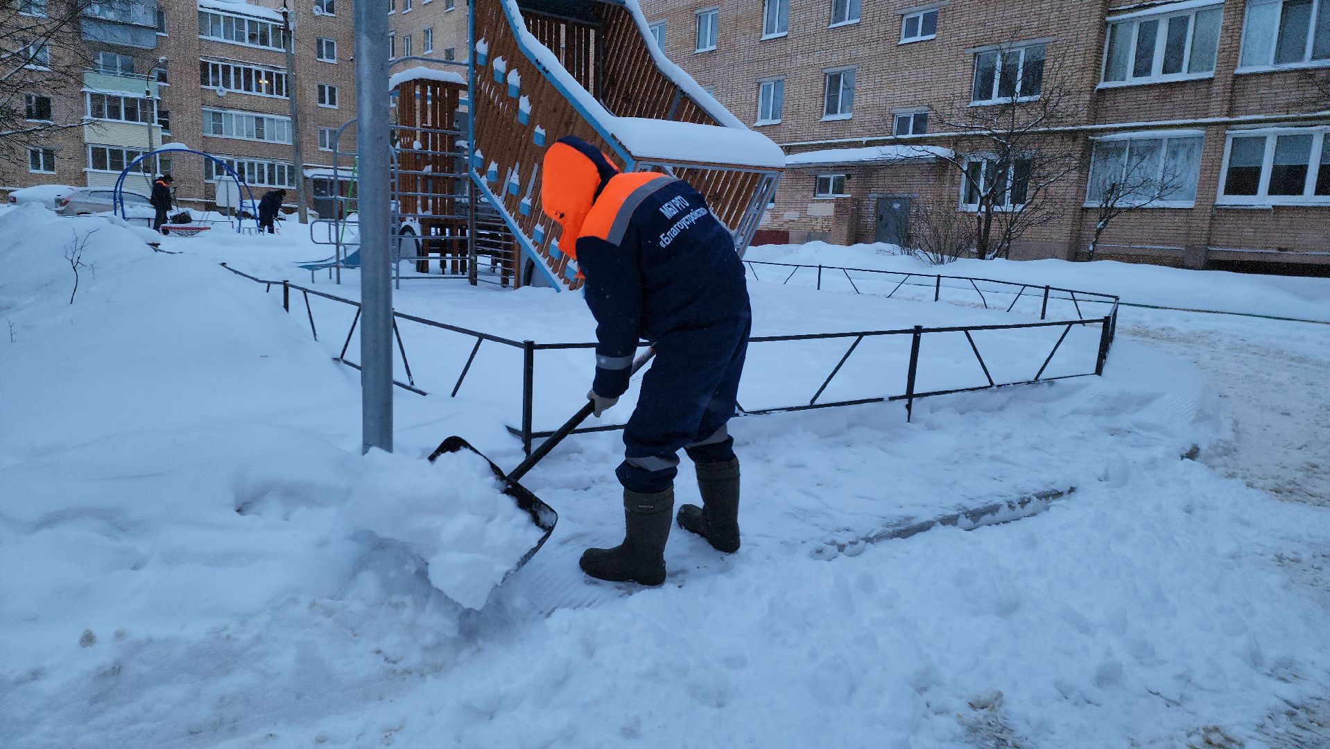 снегопад, уборка дворов, уборка снега, двороввйфутбол, коммунальное предприятие, благоустойство, руза,